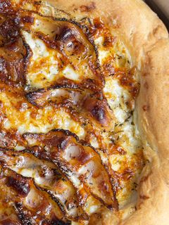 Hình của món Pizza Heo Muối và Kem Chua - Guanciale & Sour Cream Pizza.