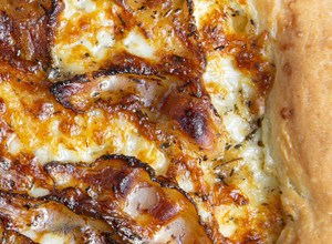 A picture of Pizza Heo Muối và Kem Chua - Guanciale & Sour Cream Pizza.