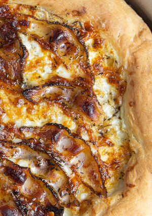 Hình của món Pizza Heo Muối và Kem Chua - Guanciale & Sour Cream Pizza.
