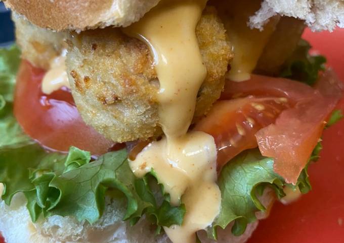 Crabless Crabcake Sandwich w/ Creamy Ol’ Bay sauce 𝓥𝓖 (𝙿𝚕𝚊𝚗𝚝 𝙱𝚊𝚜𝚎𝚍 𝙼𝚊𝚖𝚊𝚜🌿)