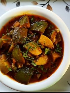 पंगतीतील  वांगे बटाटा रस्सा भाजी (vange batata rassa bhaji recipe in marathi) रेसिपी चे मुख्य फोटो 
