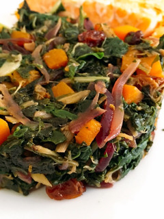 Una foto de Acelgas salteadas con calabaza y pasas