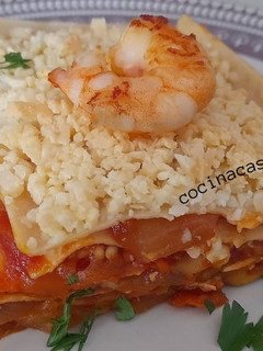 Una foto de Lasaña de verdura y gambas