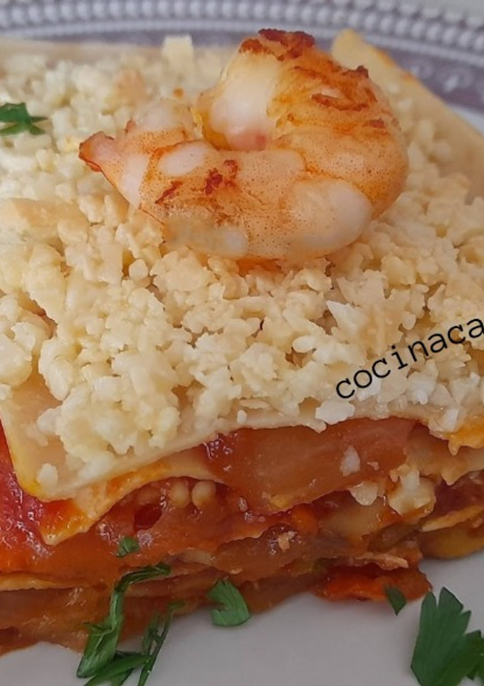 Una foto de Lasaña de verdura y gambas