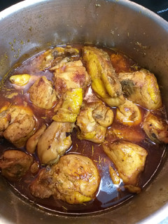 Una foto de Pollo guisado en salsa