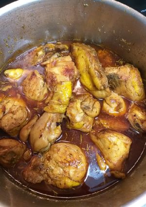 Una foto de Pollo guisado en salsa
