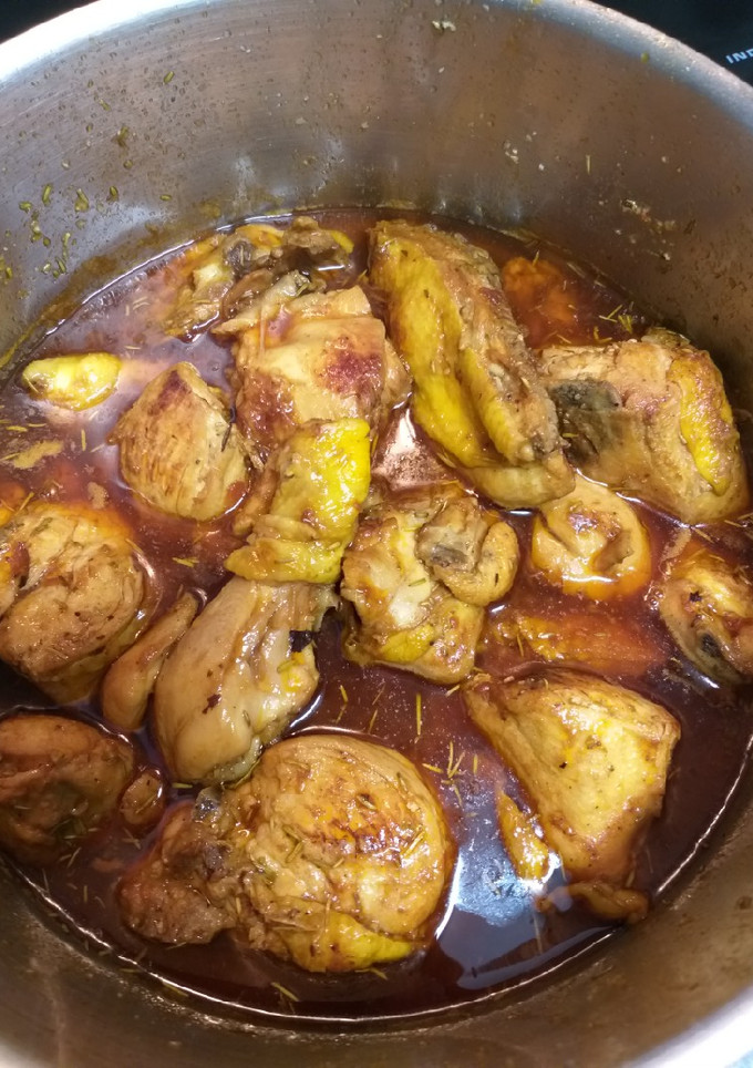 Una foto de Pollo guisado en salsa