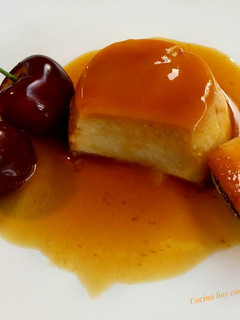 Una foto de Flan de chocolate blanco