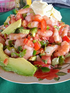 Una foto de Ensalada de camarón
