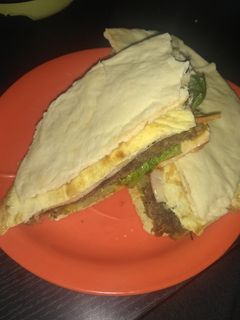 Una foto de Hamburguesa con pan árabe todo casero😍