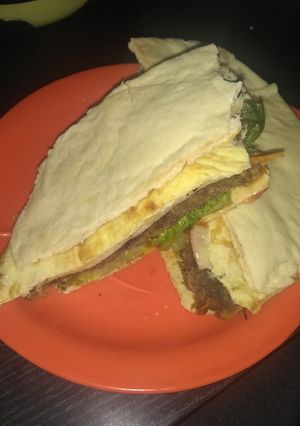 Una foto de Hamburguesa con pan árabe todo casero😍