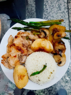 Una foto de Pechuga de pollo con verduras a la plancha acompañado con arroz