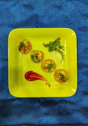 A picture of Sev Puri Styled Samosa.