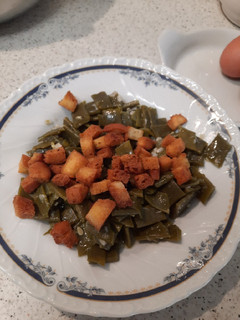 Una foto de Judías hervidas con taquitos de pan frito
