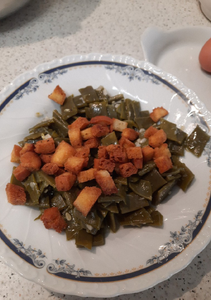 Una foto de Judías hervidas con taquitos de pan frito