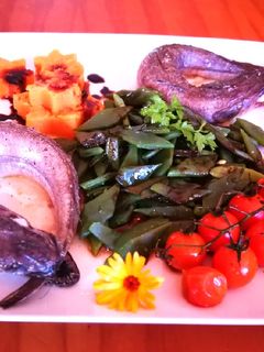 Una foto de Merlucitas al horno con judías y puré de boniato