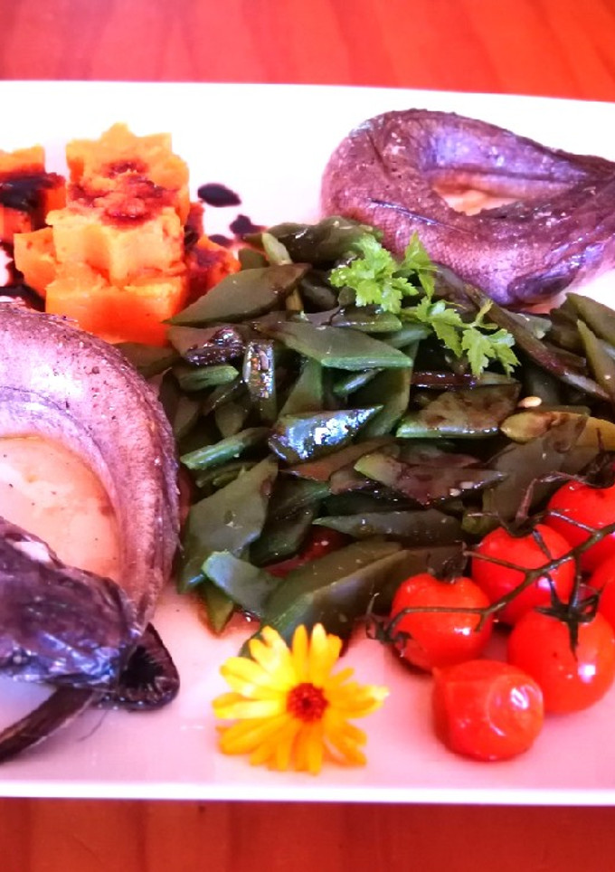 Una foto de Merlucitas al horno con judías y puré de boniato