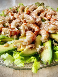 Una foto de Ensalada de langostinos, naranja y aguacate