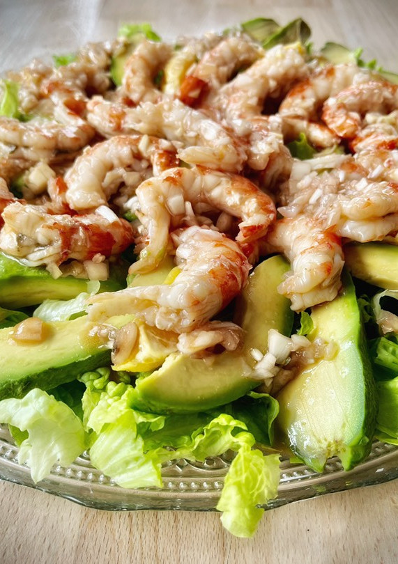 Una foto de Ensalada de langostinos, naranja y aguacate