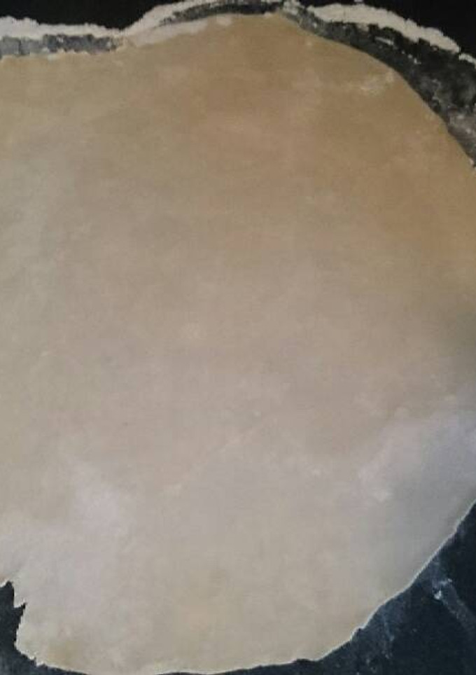 A picture of 2 shell flaky pie crust.