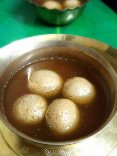 A picture of Nolen Gur r Rasgolla (Gur Rasgulla).
