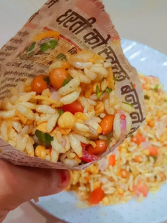 चटपटी भेलपुरी(chatpati bhelpuri recipe in hindi) रेसिपी मुख्य फोटो