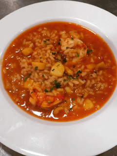 Una foto de Arroz caldoso de sepia y gambas