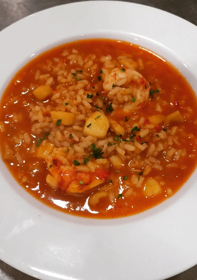 Una foto de Arroz caldoso de sepia y gambas