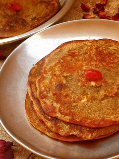 गुड़ का चीला(Gud ka cheela recipe in Hindi) रेसिपी मुख्य फोटो