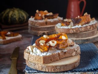 CROSTONE DI PANE NERO CON RICOTTA DI CAPRA, ZUCCA AL FORNO CON MIELE
