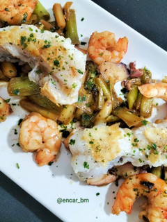 Una foto de Lomitos de rape con langostinos, pota y ajos tiernos al yakiniku