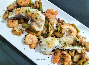 Una foto de Lomitos de rape con langostinos, pota y ajos tiernos al yakiniku
