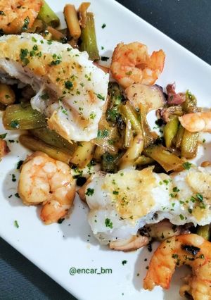 Una foto de Lomitos de rape con langostinos, pota y ajos tiernos al yakiniku