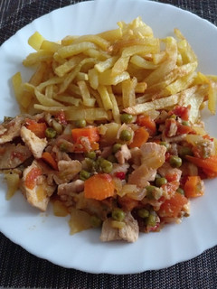Una foto de Pollo con verduras