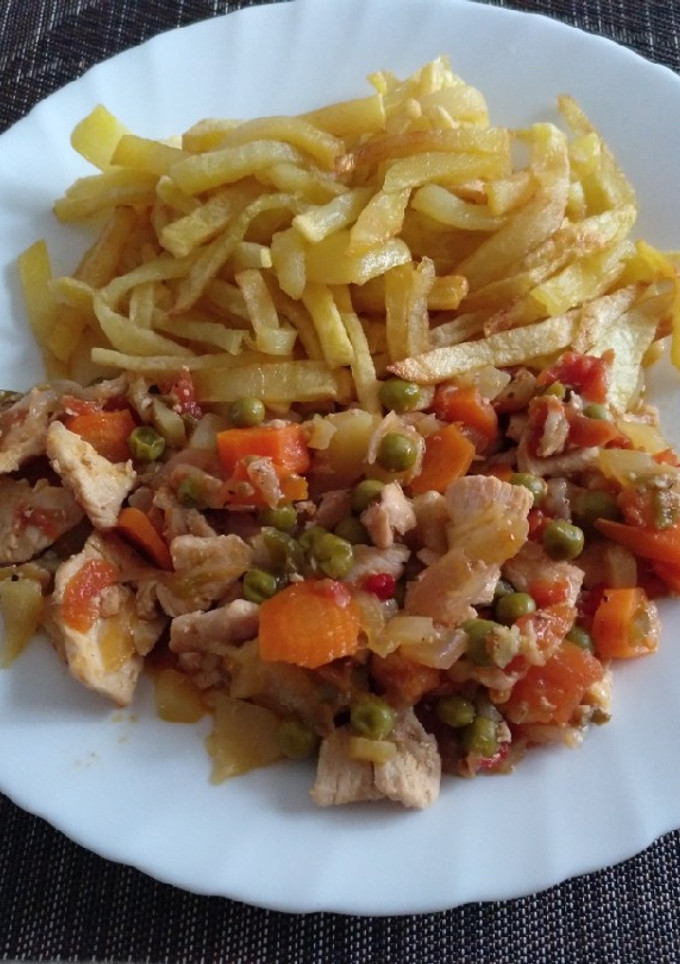 Una foto de Pollo con verduras