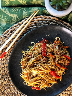 Una foto de Yakisoba 🍜 fideos fritos al estilo japonés 🇯🇵