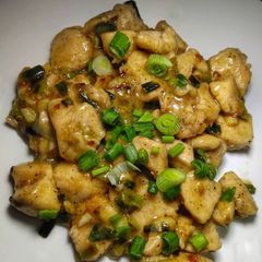 A picture of Spicy chicken with green onion.
