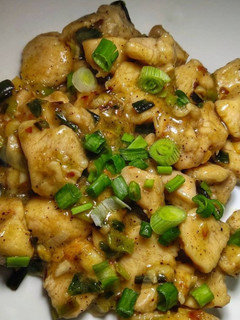 A picture of Spicy chicken with green onion.