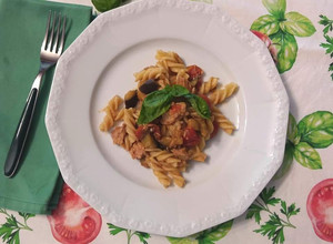Foto di Fusilli pomodorini melanzana tonno #dimmicosacucini