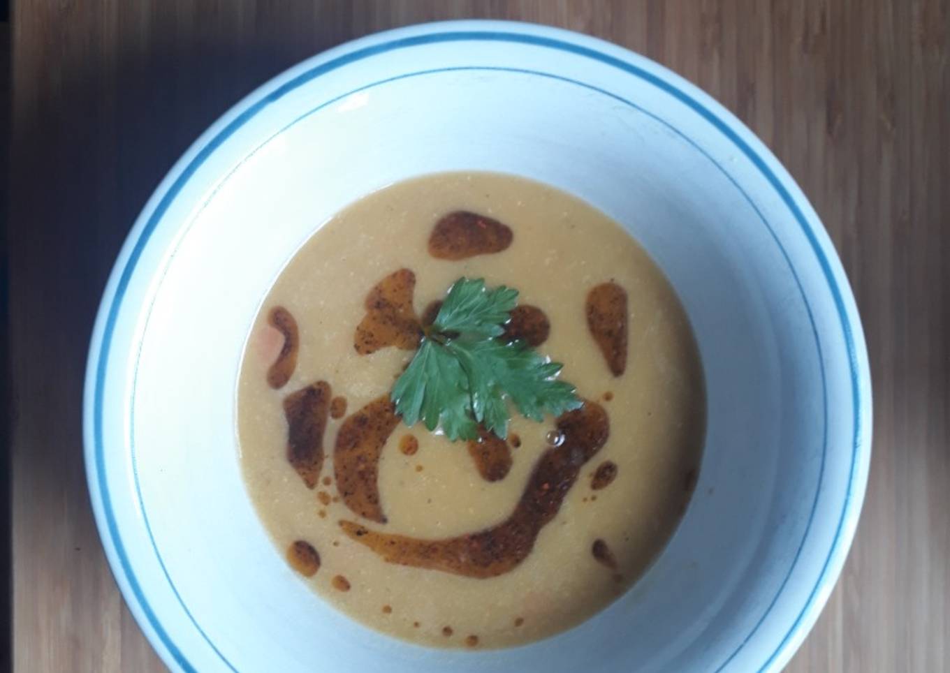 Sopa de lentejas rojas (Şorba nîskên sor)