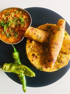 દૂધી મેથી ના થેપલા (Dudhi Methi Thepla Recipe in Gujarati) રેસીપી મુખ્ય ફોટો