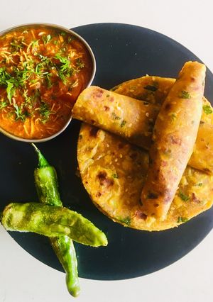 દૂધી મેથી ના થેપલા (Dudhi Methi Thepla Recipe in Gujarati) રેસીપી મુખ્ય ફોટો