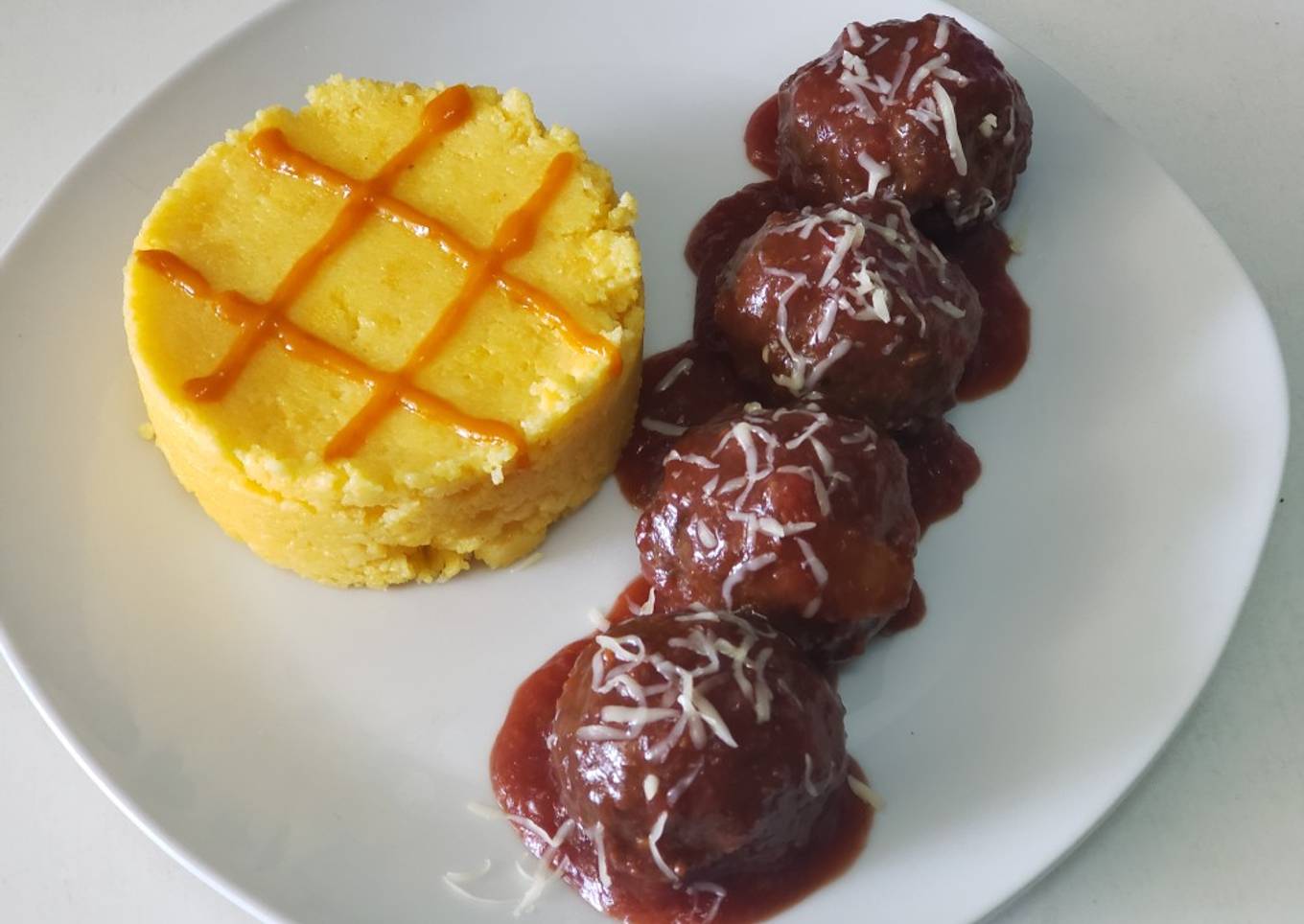 Albóndigas con salsa de vino y carne y polenta con salsa de ají