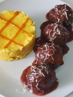 Una foto de Albóndigas con salsa de vino y carne y polenta con salsa de ají