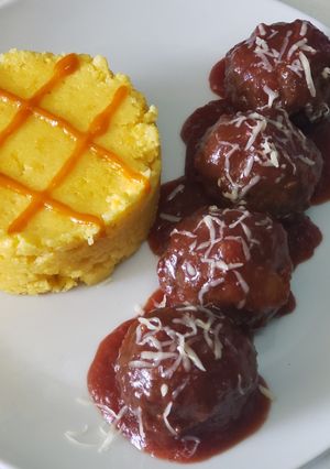 Una foto de Albóndigas con salsa de vino y carne y polenta con salsa de ají