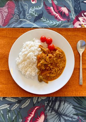 A picture of Japanese butter chicken curry 🇯🇵🧈🐓🍛 ~ Costco batch cooking.