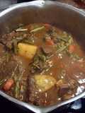 Côte de boeuf avec légumes et vin