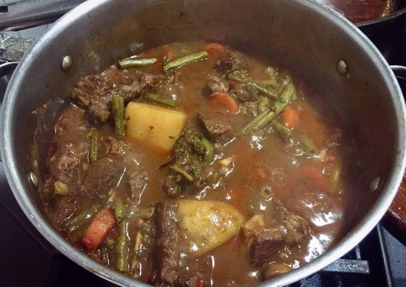 Côte de boeuf avec légumes et vin