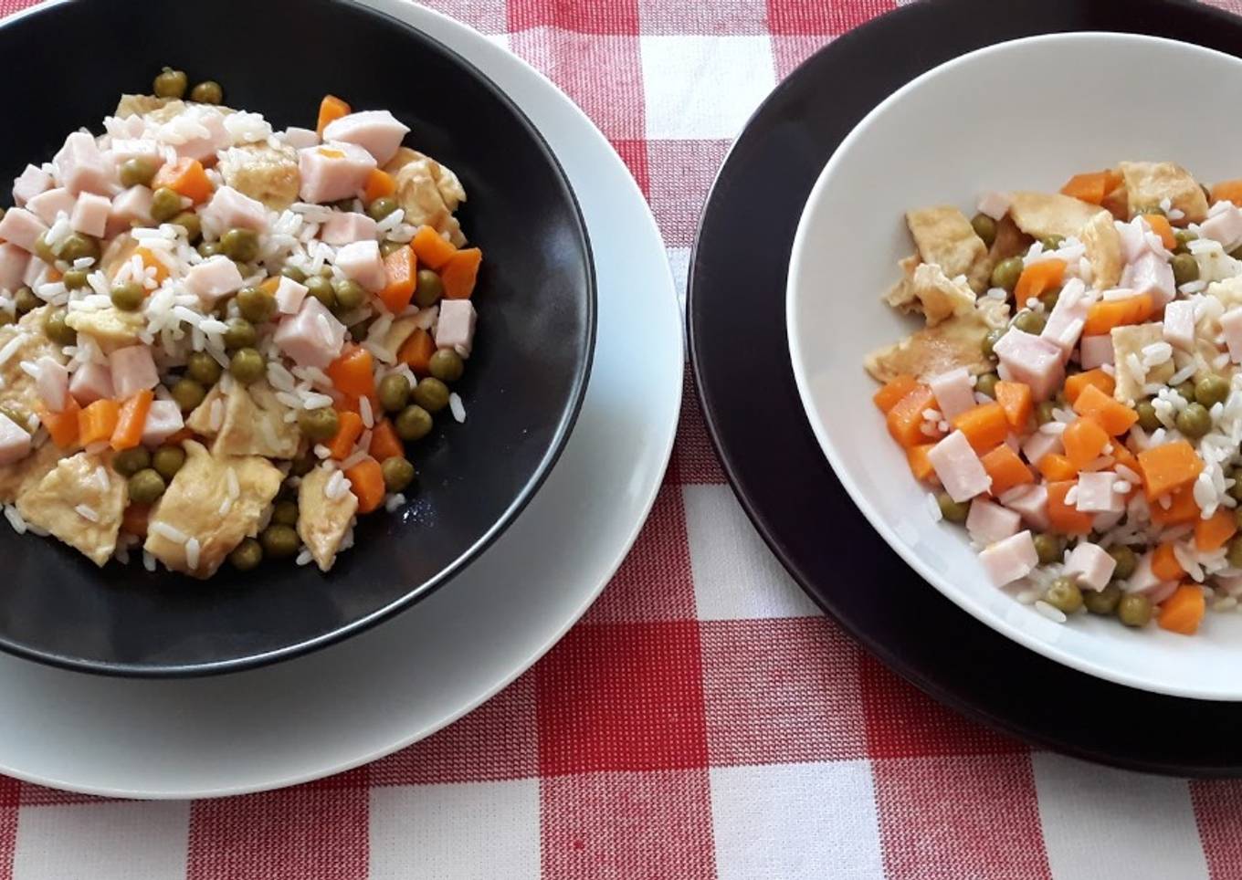 Arroz tres delicias con tortilla