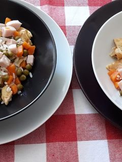 Una foto de Arroz tres delicias con tortilla